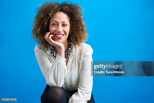 portrait of business woman - portrait blue background stock-fotos und bilder