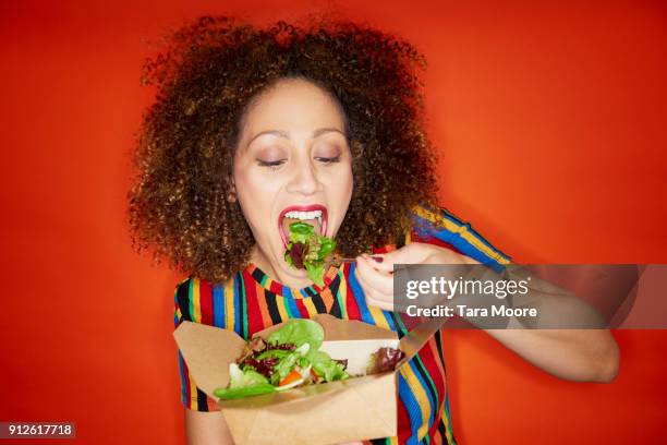 woman eating salad - woman salad stockfoto's en -beelden