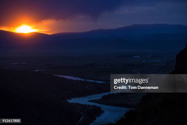 a river runs through a canyon at sunset - wind river film 2017 stock-fotos und bilder