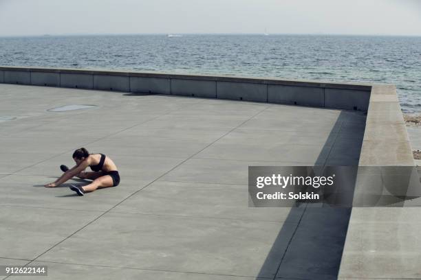 woman training outdoors - aplatir la courbe photos et images de collection