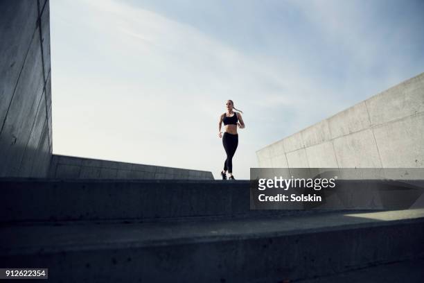 woman running outdoors - flatten the curve imagens e fotografias de stock