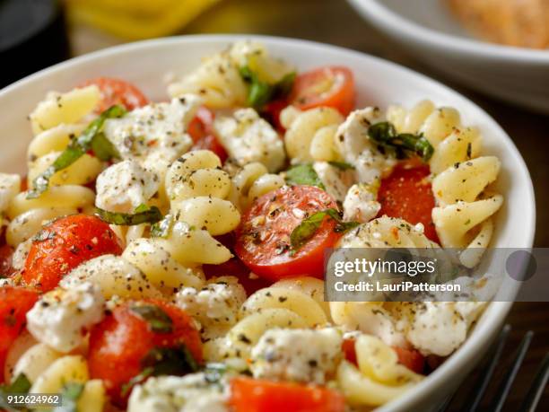 pomodoro e feta, insalata di pasta al basilico appena tritato - cherry tomato foto e immagini stock