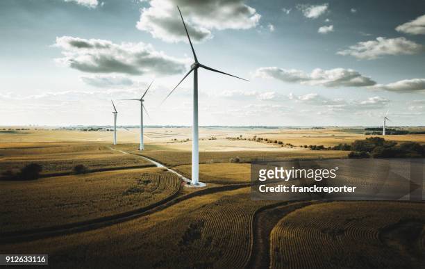 windturbine in nebraska - american landscape stockfoto's en -beelden