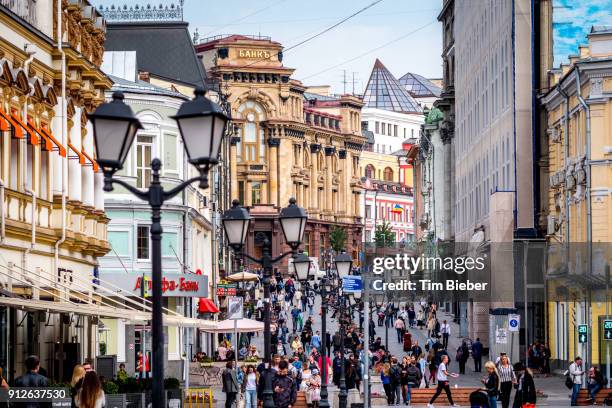 busy moscow street near the bolshoi theatre - moskau stock-fotos und bilder