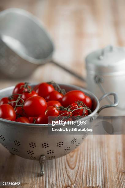 composizione di pomodori pronti per essere cucinati - composizione stock pictures, royalty-free photos & images