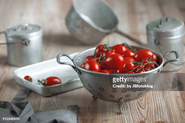 composizione di pomodori pronti per essere cucinati - composizione stock-fotos und bilder