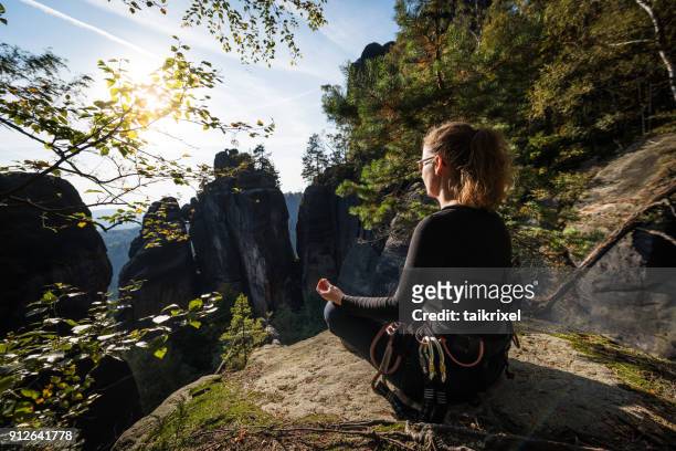 meditation nach klettern sächsische schweiz, deutschland, europa - elbsandsteingebirge stock-fotos und bilder