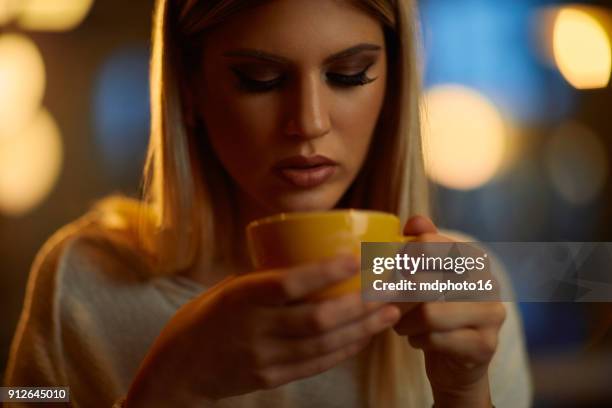 portret van mooie jonge vrouw koffie drinken. close-up. - menselijke mond stockfoto's en -beelden