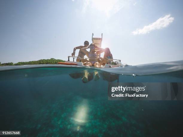 vrienden plezier aan zee - half underwater stockfoto's en -beelden