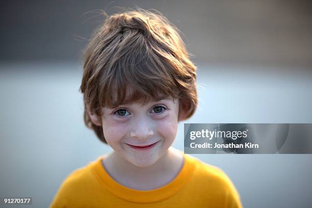 eight year old boy with a mischievous smile. - kind im grundschulalter stock-fotos und bilder