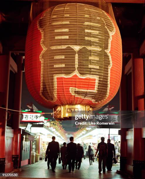 people walking through the kaminarimon - quartier d'asakusa photos et images de collection