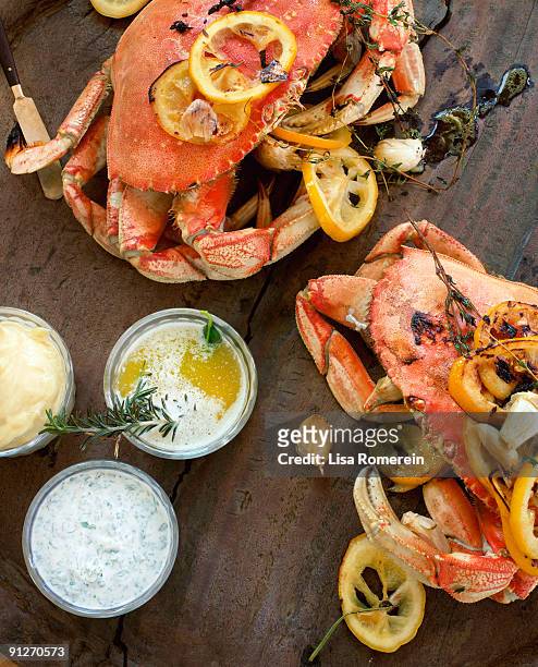 fire roasted dungeness crabs on wooden table - crab fotografías e imágenes de stock
