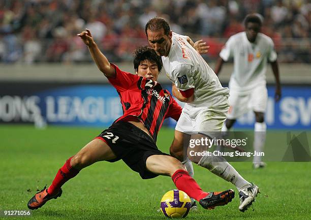 Ki Sung-Yueng of FC Seoul and Ben Askar of Umm-Salal compete for the ball during AFC Champions League match between FC Seoul and Umm-Salal at Seoul...