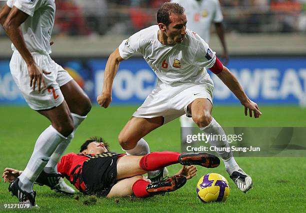 Ki Sung-Yueng of FC Seoul and Ben Askar of Umm-Salal compete for the ball during AFC Champions League match between FC Seoul and Umm-Salal at Seoul...