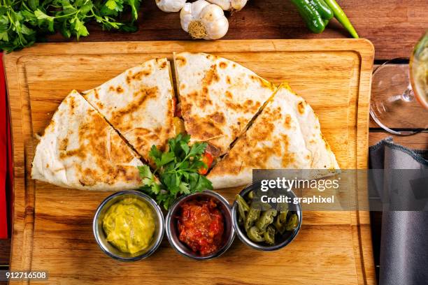 quesadilla mit saucen - quesadilla stock-fotos und bilder