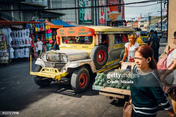 吉普尼在菲律賓馬尼拉 - jeepney 個照片及圖片檔