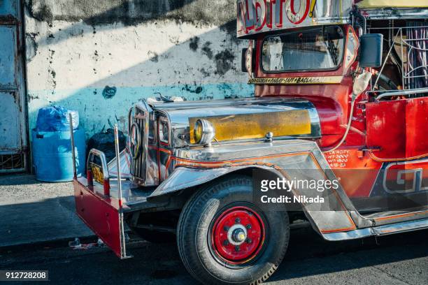 jeepney-kleinbus in manila, philippinen - metro manila stock-fotos und bilder