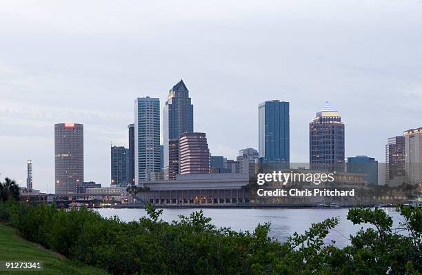 tampa skyline - rio hillsborough imagens e fotografias de stock