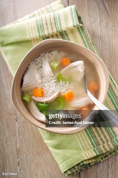 chicken and rice soup - hühnersuppe stock-fotos und bilder