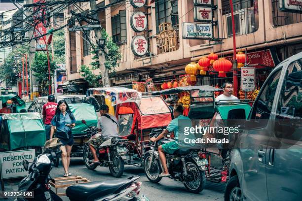 manila straßenszene in chinatown - daily life in manila stock-fotos und bilder