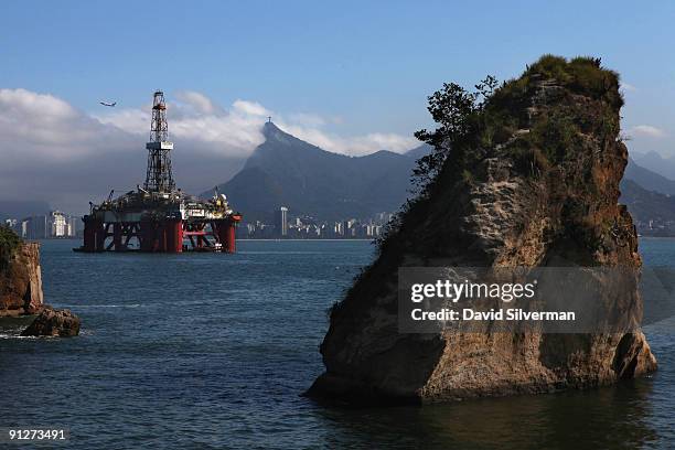 An oil drilling platform is seen in front of Pão de Açúcar, or Sugarloaf Mountain, in Guanabara Bay on August 5, 2009 in Rio de Janeiro, Brazil. Rio...
