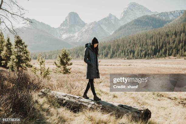 jonge vrouw genieten van het buitenleven - canmore stockfoto's en -beelden