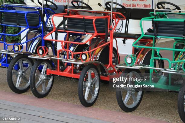 group usage quadracycles - beer cart photos et images de collection