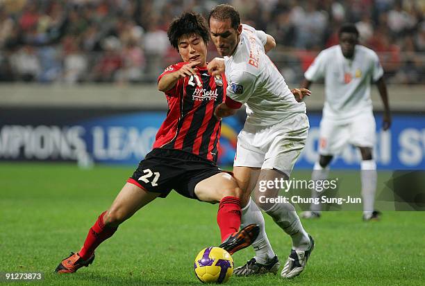 Ki Sung-Yueng of Seoul and Ben Askar of Umm-Salal battle for the ball during the AFC Champions League match between FC Seoul and Umm-Salal at Seoul...