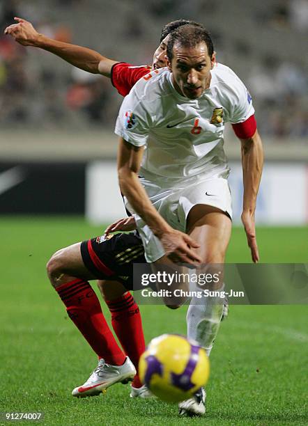 Ben Askar of Umm-Salal evades a challenge by Jung Jo-Gook of Seoul compete for the ball during the AFC Champions League match between FC Seoul and...