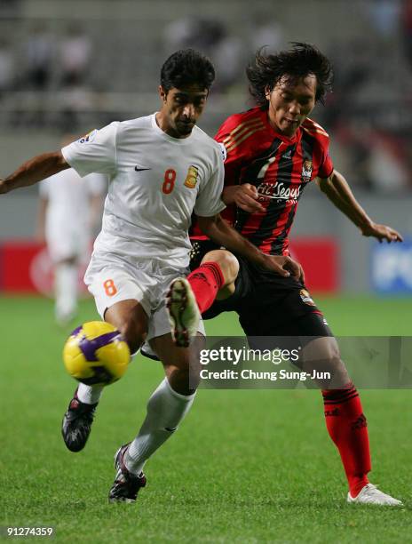 Abdulaziz Karim of Umm-Salal and Kim Chi-Woo of Seoul battle for the ball during the AFC Champions League match between FC Seoul and Umm-Salal at...