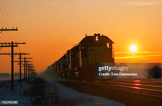 train at sunset in illinois flatland - comboio de mercadorias imagens e fotografias de stock