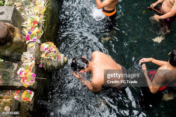 印尼巴厘島 tirta empul 寺水龍下淋浴的人群 - tampaksiring 個照片及圖片檔