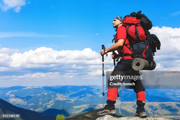 viaje del hombre en las montañas - meta turistica fotografías e imágenes de stock