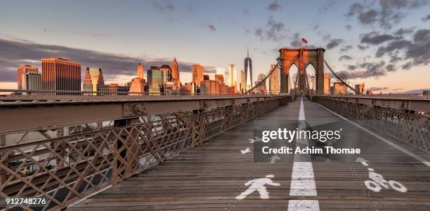 brooklyn bridge, new york city, usa - sunrise new york stock-fotos und bilder