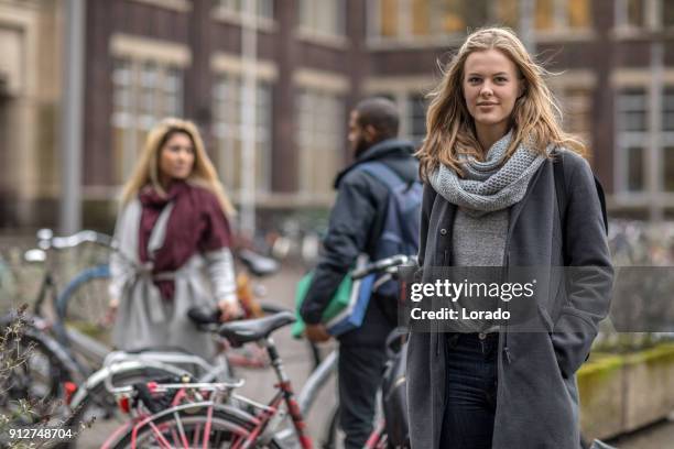 multiethnische studenten gehen zum unterricht in den niederlanden - holländische kultur stock-fotos und bilder