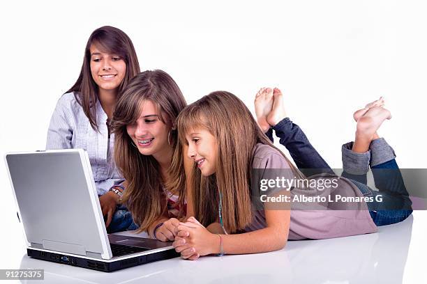 teen girls with a laptop - barefoot feet up lying down girl stockfoto's en -beelden
