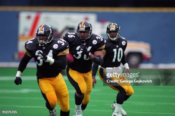 Running back Jerome Bettis of the Pittsburgh Steelers runs behind the blocking of fullback Tim Lester after taking a handoff from quarterback Kordell...