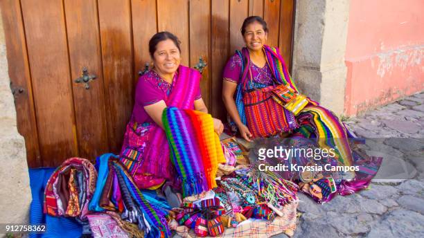 mayan women selling handmade textiles and souvenirs, antigua, guatemala - lake atitlan - fotografias e filmes do acervo