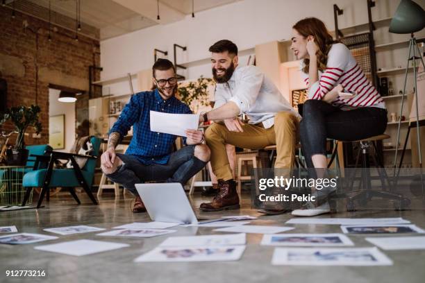 creatieve ideeën en veel papierwerk - intellectueel eigendom stockfoto's en -beelden