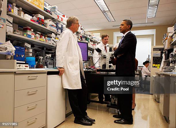 President Barack Obama speaks with Dr. Francis Collins and Dr. Marston Linehan during a laboratory tour with Health and Human Services Secretary...