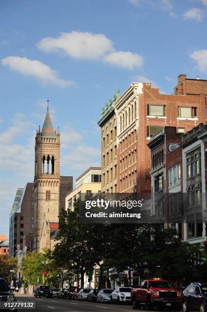 weergave van boylston street in het copley square in het centrum van boston - boylston street stockfoto's en -beelden