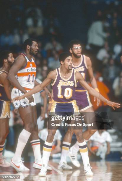 Norm Nixon of the Los Angeles Lakers in action against the Washington Bullets during an NBA basketball game circa 1978 at the Capital Centre in...