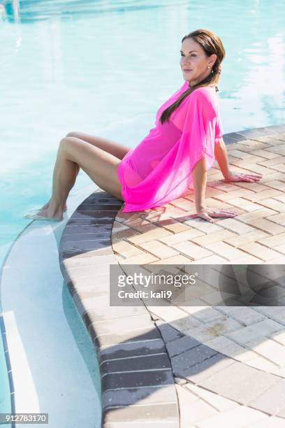 mujer madura relajante piscina, pies en el agua - ankle deep in water fotografías e imágenes de stock