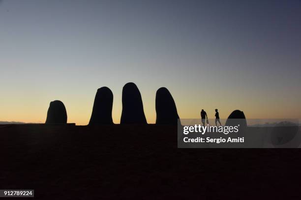 la mano de punta del este at sunset - de la mano stock pictures, royalty-free photos & images