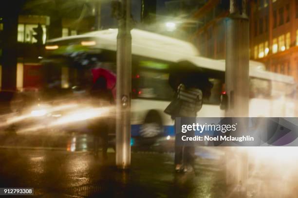 rush hour torrential rain sydney - sydney buses stockfoto's en -beelden