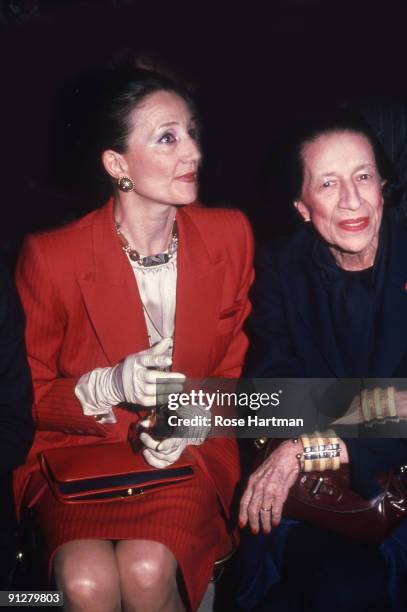 Jacqueline de Ribes and Diana Vreeland at the Oscar de la Renta show, NYC, 1979.