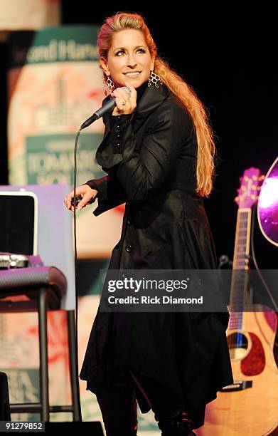Singer/Songwriter Heidi Newfield performs during the 5th annual Stars For Second Harvest concert at the Ryman Auditorium on September 29, 2009 in...