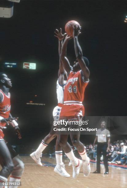 Quintin Dailey of the Chicago Bulls shoots against the Washington Bullets during an NBA basketball game circa 1982 at the Capital Centre in Landover,...