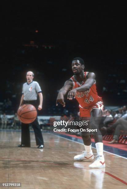 Quintin Dailey of the Chicago Bulls passes the ball against the Washington Bullets during an NBA basketball game circa 1983 at the Capital Centre in...