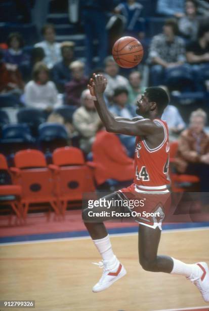 Quintin Dailey of the Chicago Bulls in action against the Washington Bullets during an NBA basketball game circa 1983 at the Capital Centre in...